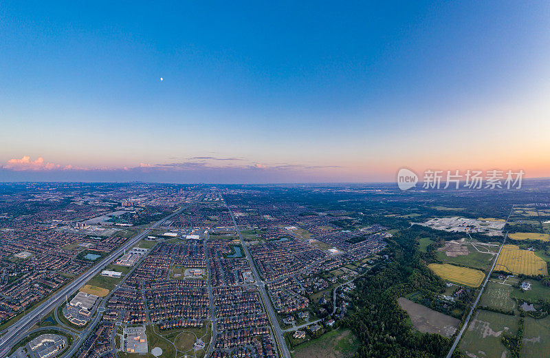 鸟瞰图Purpleville, Kleinburg在特斯顿路和400高速公路，独立和复式住宅在伍德布里奇沃恩，安大略省，加拿大